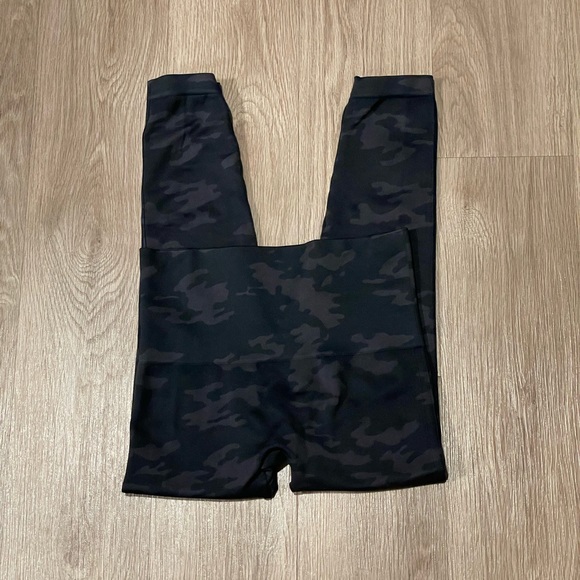 SPANX High Waist Black Camo Seamless Look At Me Now Leggings Size Medium - Picture 4 of 8